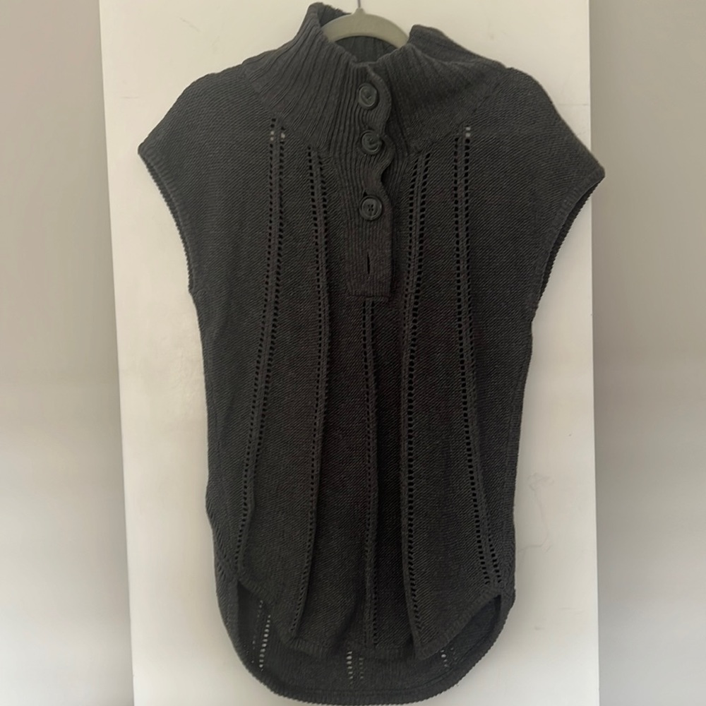 BCBG Gray cap sleeve sweater-M